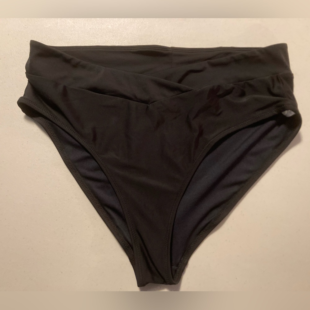 Old Navy High Waisted, Criss-Cross Black Bottoms. Size Large